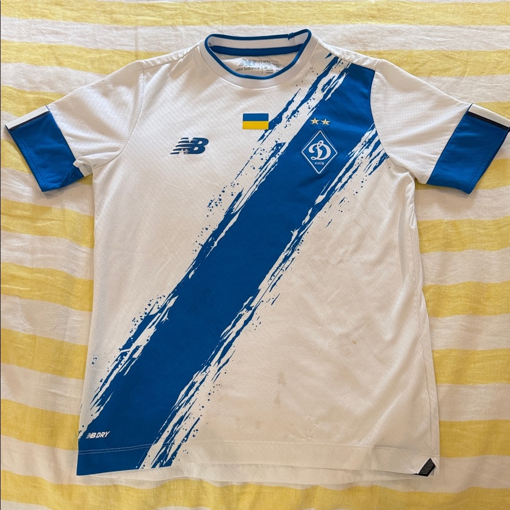 New Balance White and Blue Dynamo Diagonal Stripe Jersey